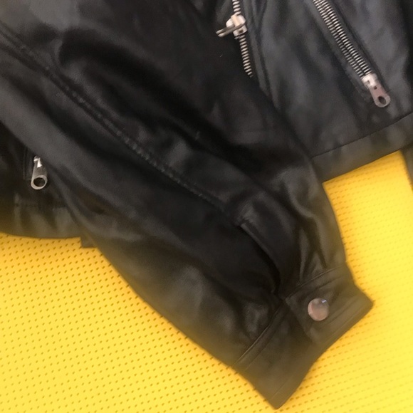 Zara basic faux leather jacket avec manches un peu bouffantes - Picture 2 of 11